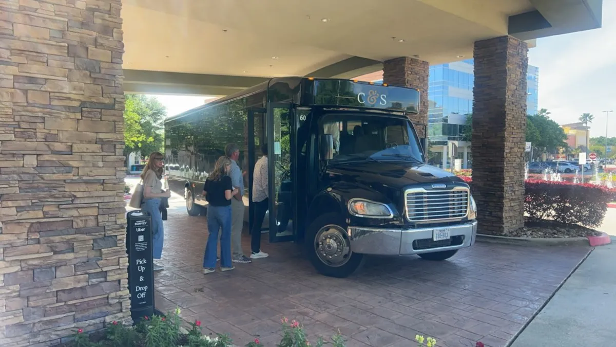 c7e9b448-a9d6-4ba3-b9b5-d04aa86e4a82.webp Professional chauffeur assisting a client at Houston airport, highlighting luxury service